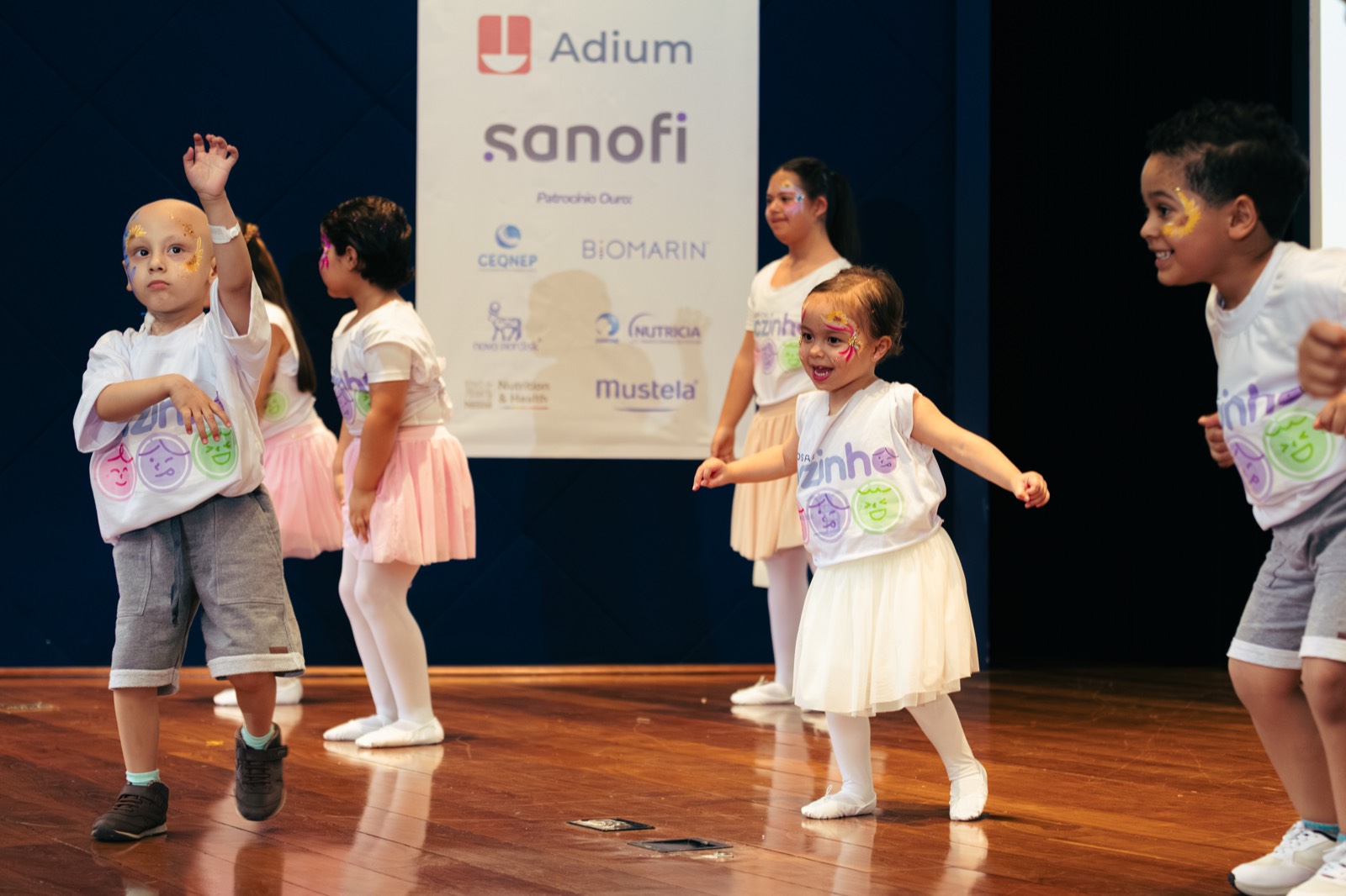 Crianças com camiseta do HCzinho durante apresentação de dança no palco do congresso