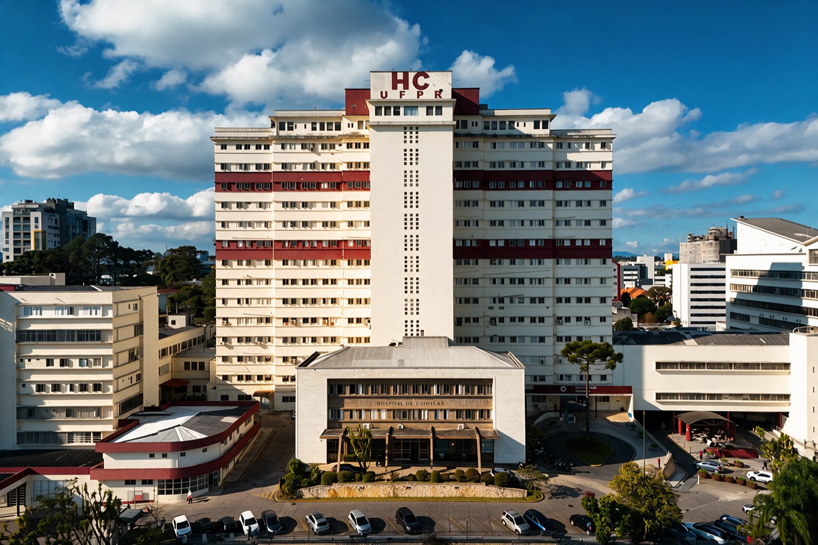 Vista aérea do complexo do Hospital de Clínicas da UFPR, em Curitiba, com o letreiro HC UFPR no alto do edifício principal