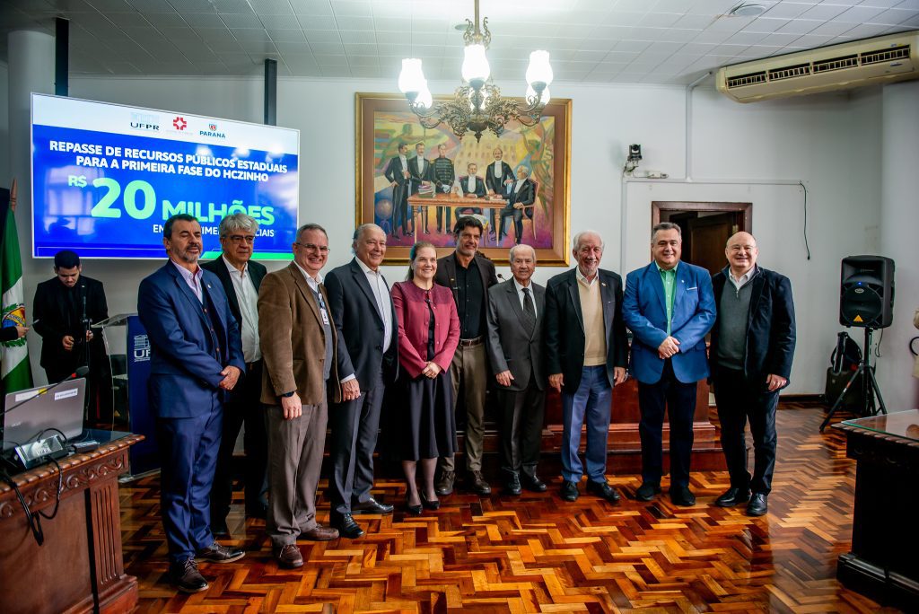 Foto de representantes da UFPR e Governo do Paraná