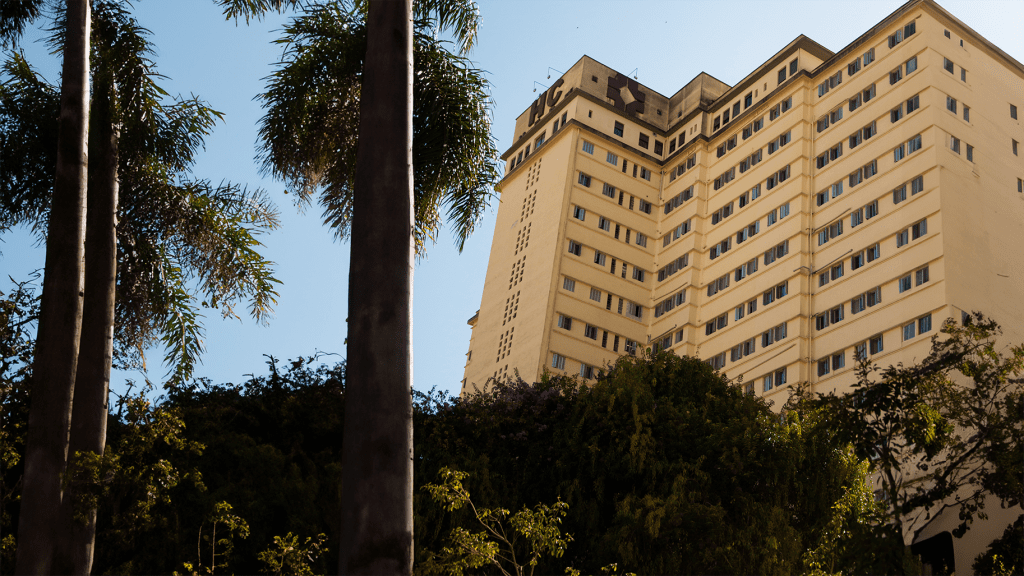 Edifício do HC entre palmeiras verdes